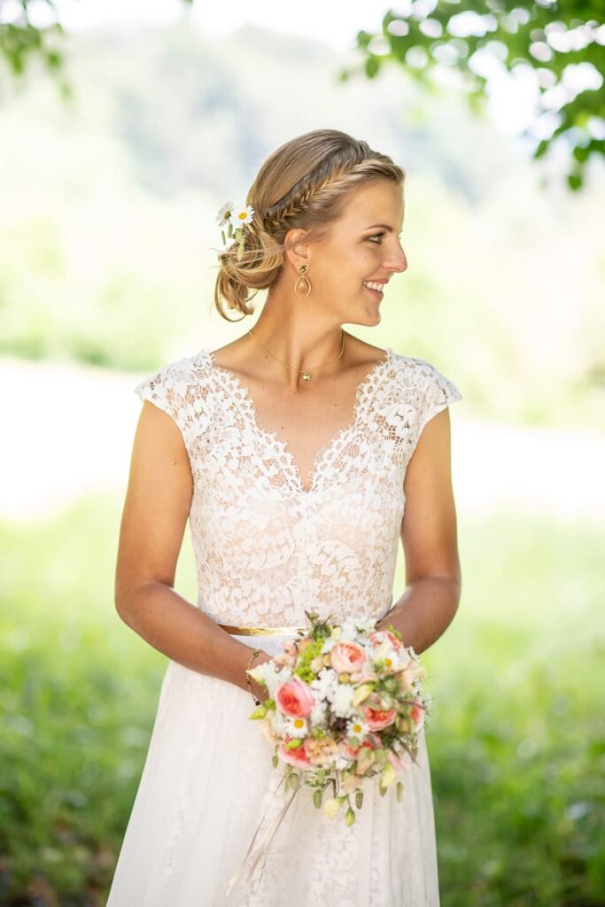 Brautfrisur Inspiration für die Hochzeit – elegante, verspiel