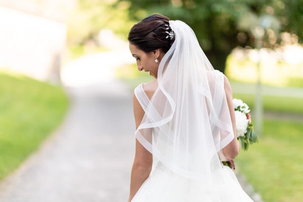 Brautfrisur Inspiration für die Hochzeit – elegante, verspiel
