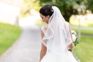 Brautfrisur Inspiration für die Hochzeit – elegante, verspiel