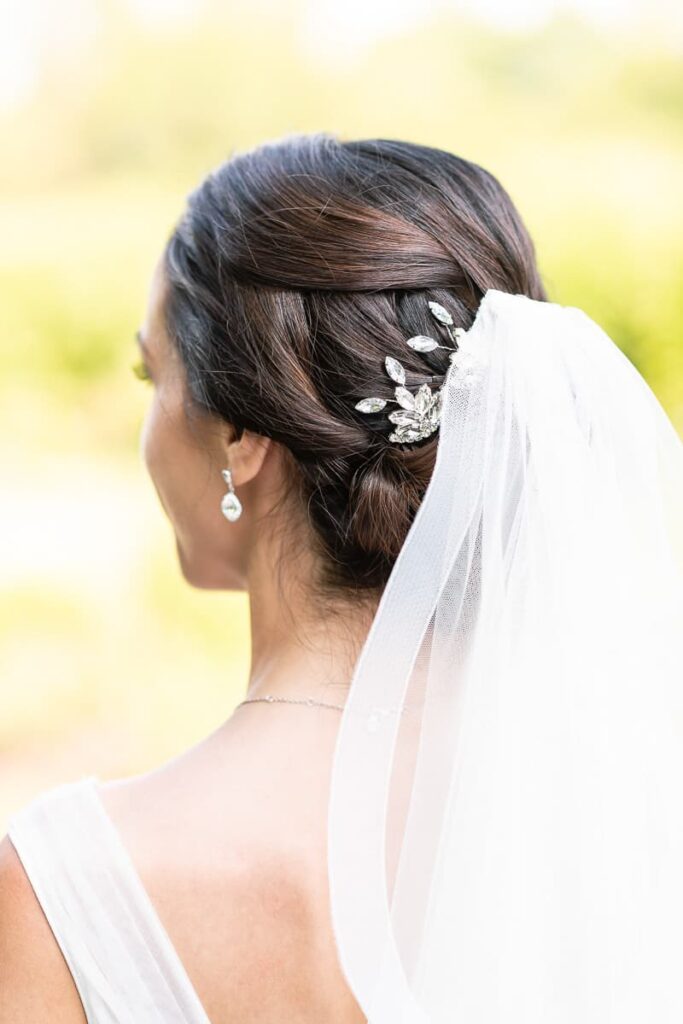 Brautfrisur Inspiration für die Hochzeit – elegante, verspiel