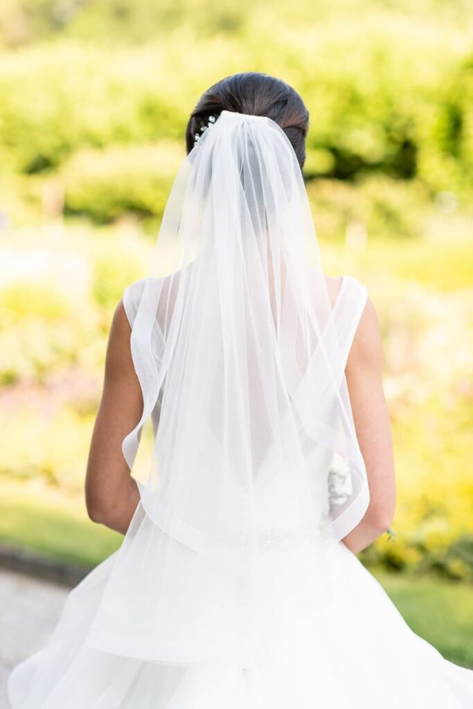 Brautfrisur Inspiration für die Hochzeit – elegante, verspiel