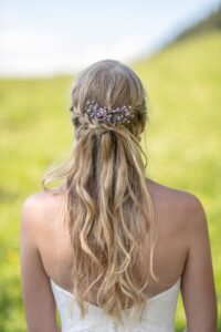 Brautfrisur Inspiration für die Hochzeit – elegante, verspiel