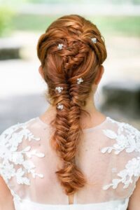 Brautfrisur Inspiration für die Hochzeit – elegante, verspiel