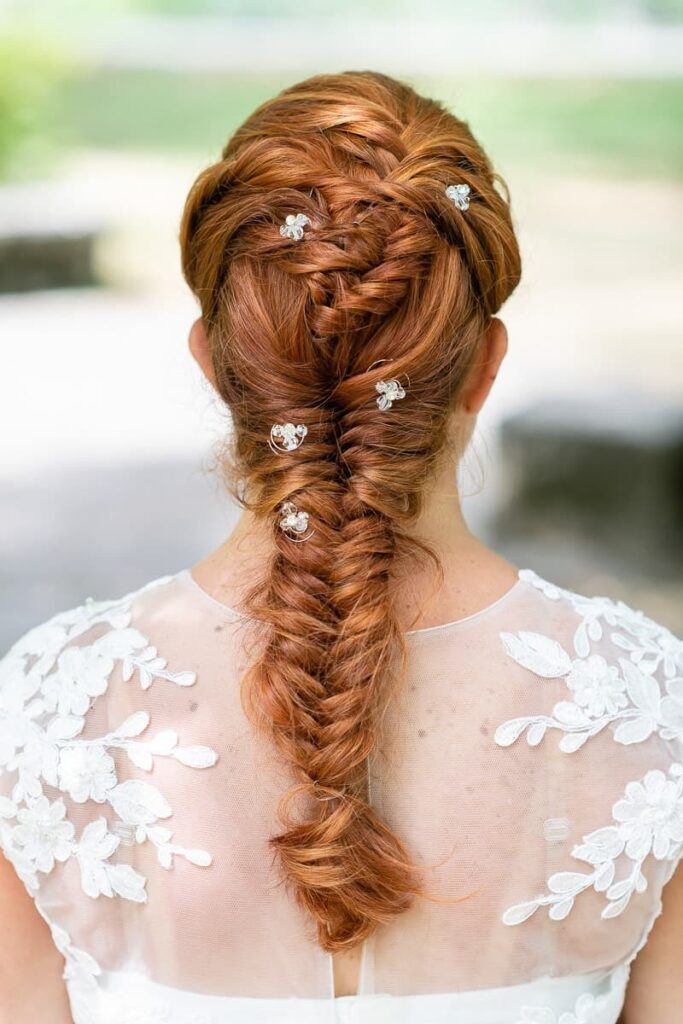 Brautfrisur Inspiration für die Hochzeit – elegante, verspiel