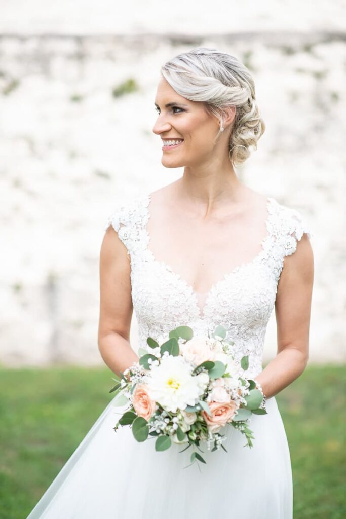 Brautfrisur Inspiration für die Hochzeit – elegante, verspiel
