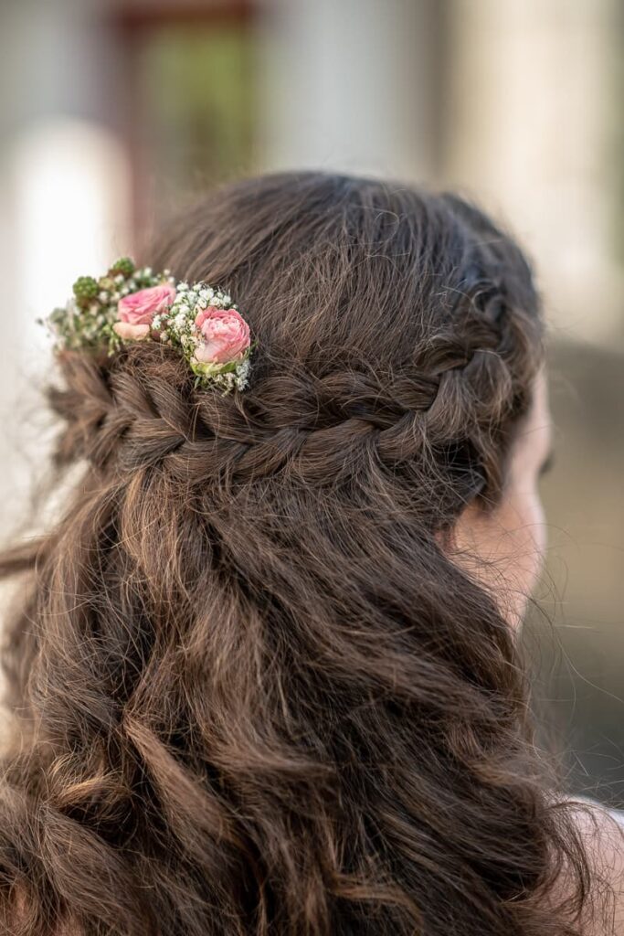 Brautfrisur Inspiration für die Hochzeit – elegante, verspiel