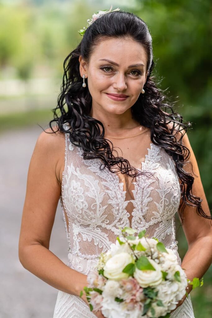 Brautfrisur Inspiration für die Hochzeit – elegante, verspiel