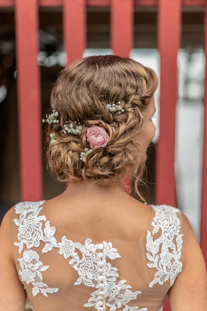 Brautfrisur Inspiration für die Hochzeit – elegante, verspiel