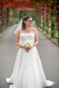 Brautfrisur Inspiration für die Hochzeit – elegante, verspiel
