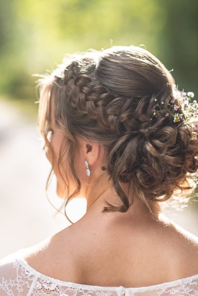 Brautfrisur Inspiration für die Hochzeit – elegante, verspiel