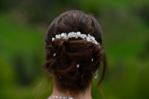 Brautfrisur Inspiration für die Hochzeit – elegante, verspiel