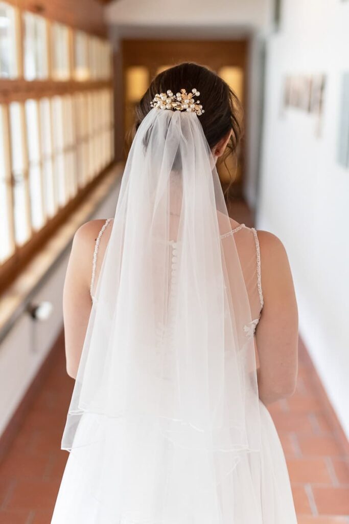 Brautfrisur Inspiration für die Hochzeit – elegante, verspiel