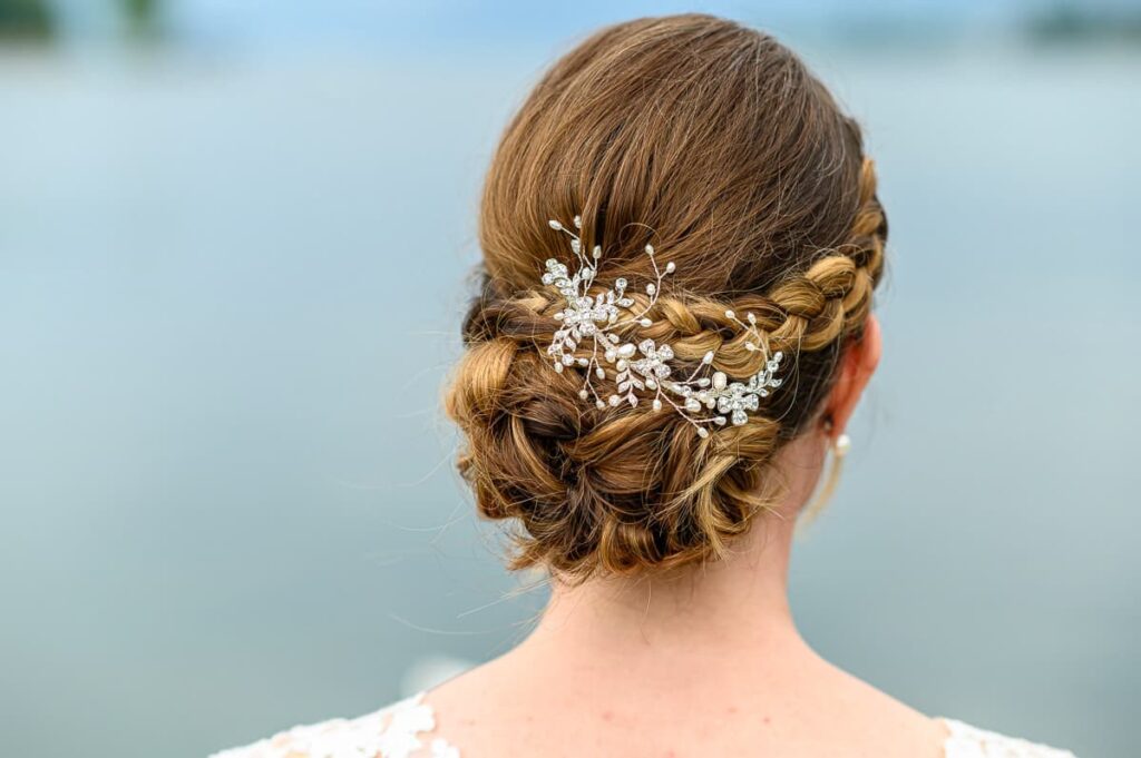 Brautfrisur Inspiration für die Hochzeit – elegante, verspiel