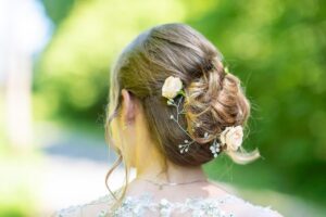 Brautfrisur Inspiration für die Hochzeit – elegante, verspiel