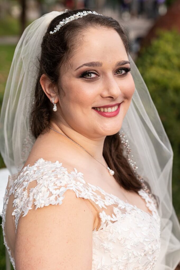 Brautfrisur Inspiration für die Hochzeit – elegante, verspiel