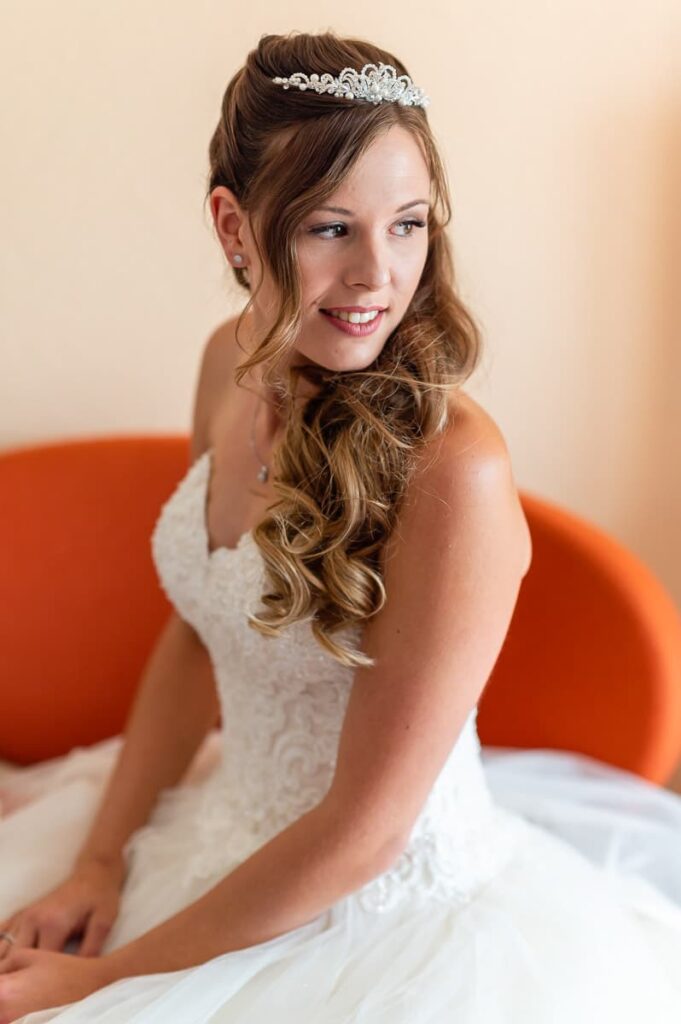 Brautfrisur Inspiration für die Hochzeit – elegante, verspiel