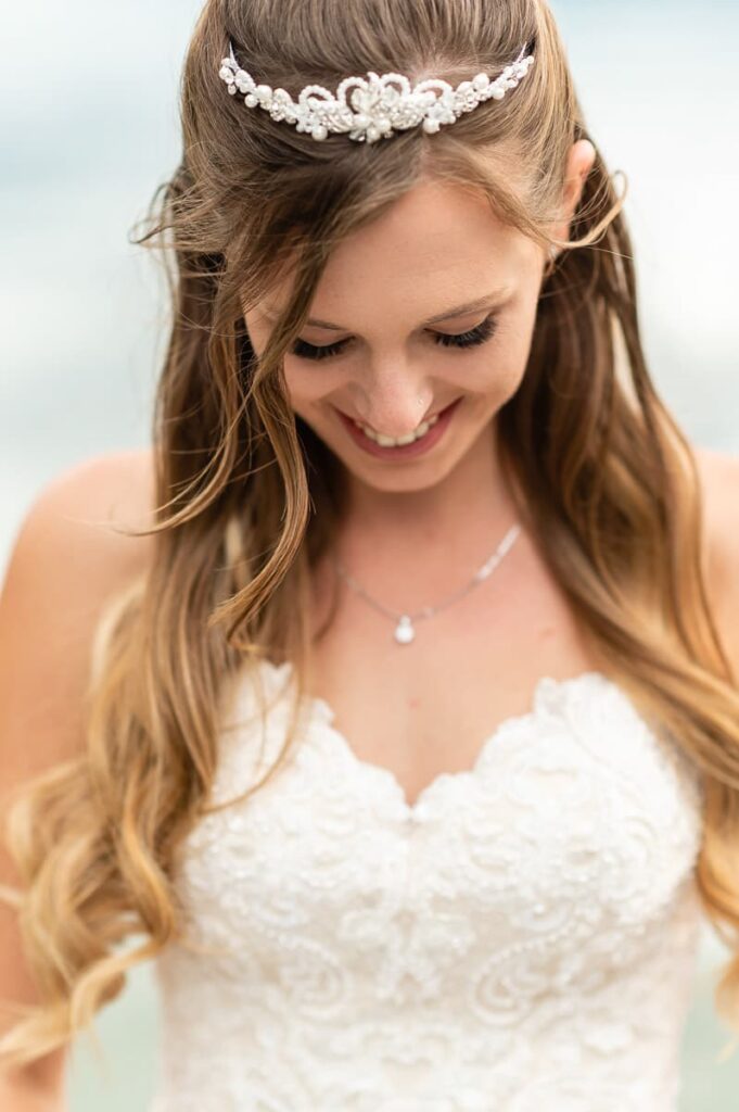 Brautfrisur Inspiration für die Hochzeit – elegante, verspiel