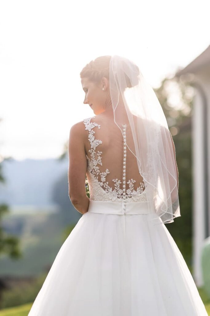Brautfrisur Inspiration für die Hochzeit – elegante, verspiel