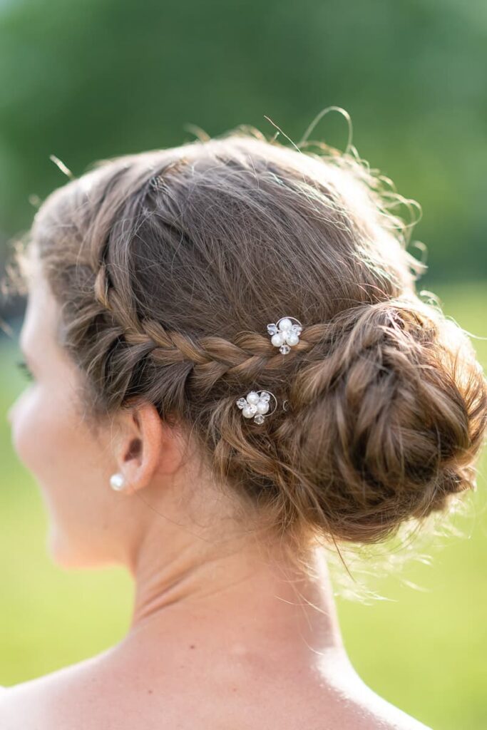 Brautfrisur Inspiration für die Hochzeit – elegante, verspiel