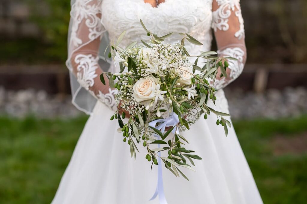 Brautfrisur Inspiration für die Hochzeit – elegante, verspiel