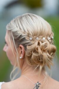 Brautfrisur Inspiration für die Hochzeit – elegante, verspiel