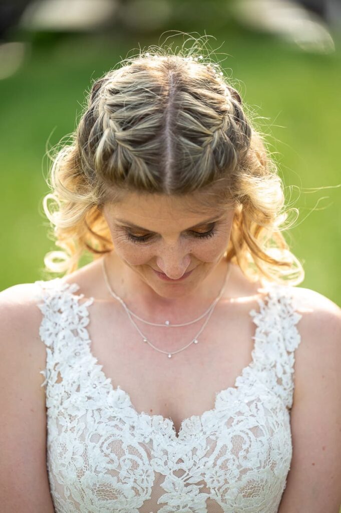 Brautfrisur Inspiration für die Hochzeit – elegante, verspiel