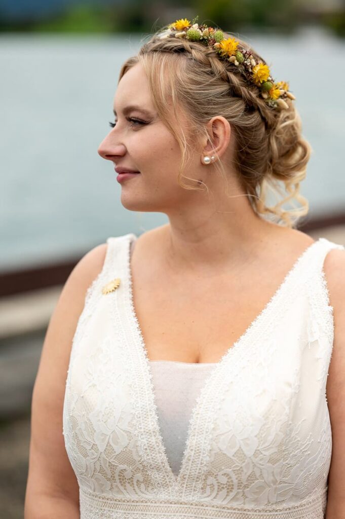 Brautfrisur Inspiration für die Hochzeit – elegante, verspiel