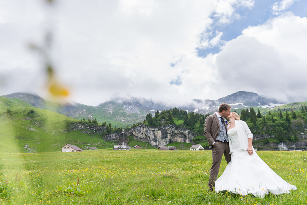 Fotoshooting-Bräutigam-und-Braut-im-Älggi-in-Obwalden