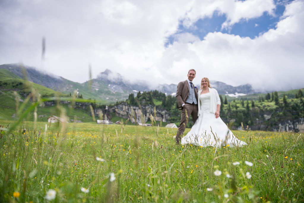 Fotoshooting-Bräutigam-und-Braut-im-Älggi-in-Obwalden